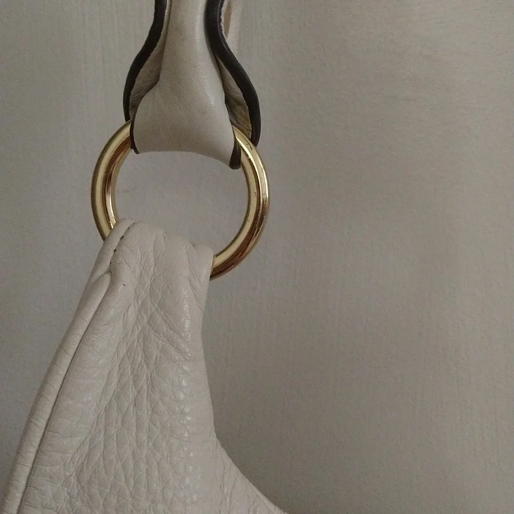 Chic White Leather Hobo Bag with Gold Accents - Picture 5 of 15
